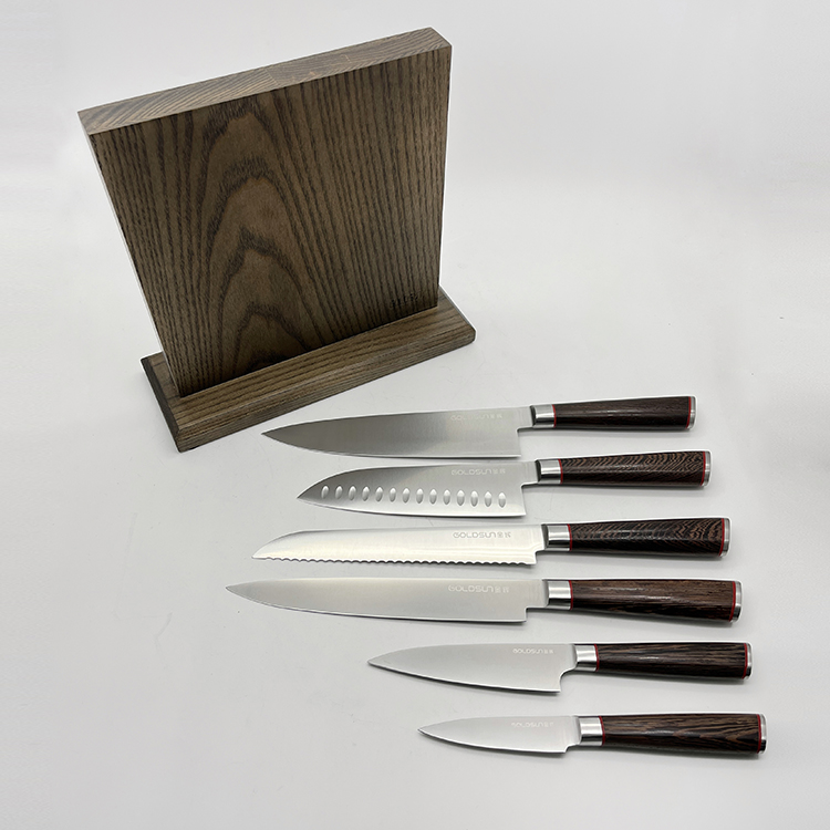 Design de style japonais avec manche en bois naturel.
