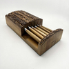 Design de style japonais avec manche en bois naturel.