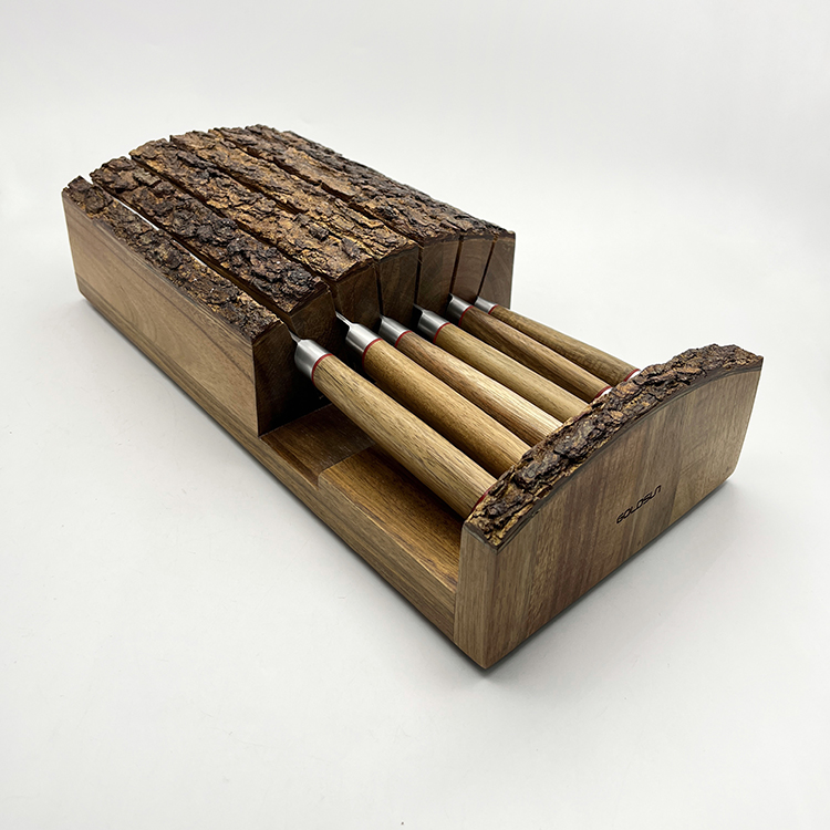 Design de style japonais avec manche en bois naturel.