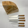 Design de style japonais avec manche en bois naturel.