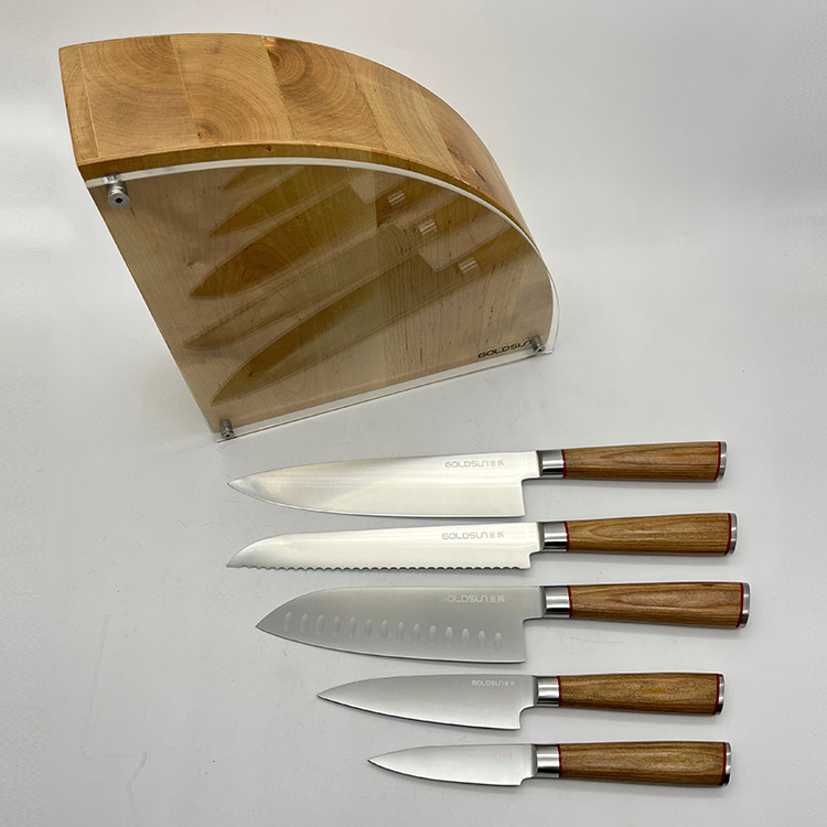 Design de style japonais avec manche en bois naturel.